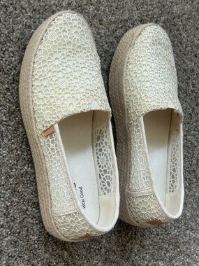 Toms Valencia Ivory Floral Lace Slip-On espadrille Flats